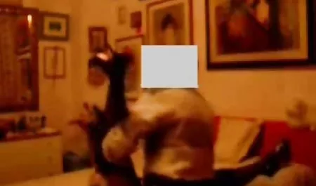 جق زدن بر فیلم سکسی خواهر و برادر روی پله ها