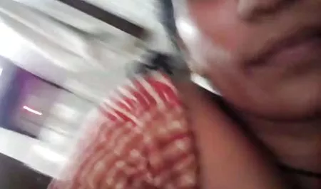 جوان سرخ در سمت راست سکسخواهر وبرادر پله ها